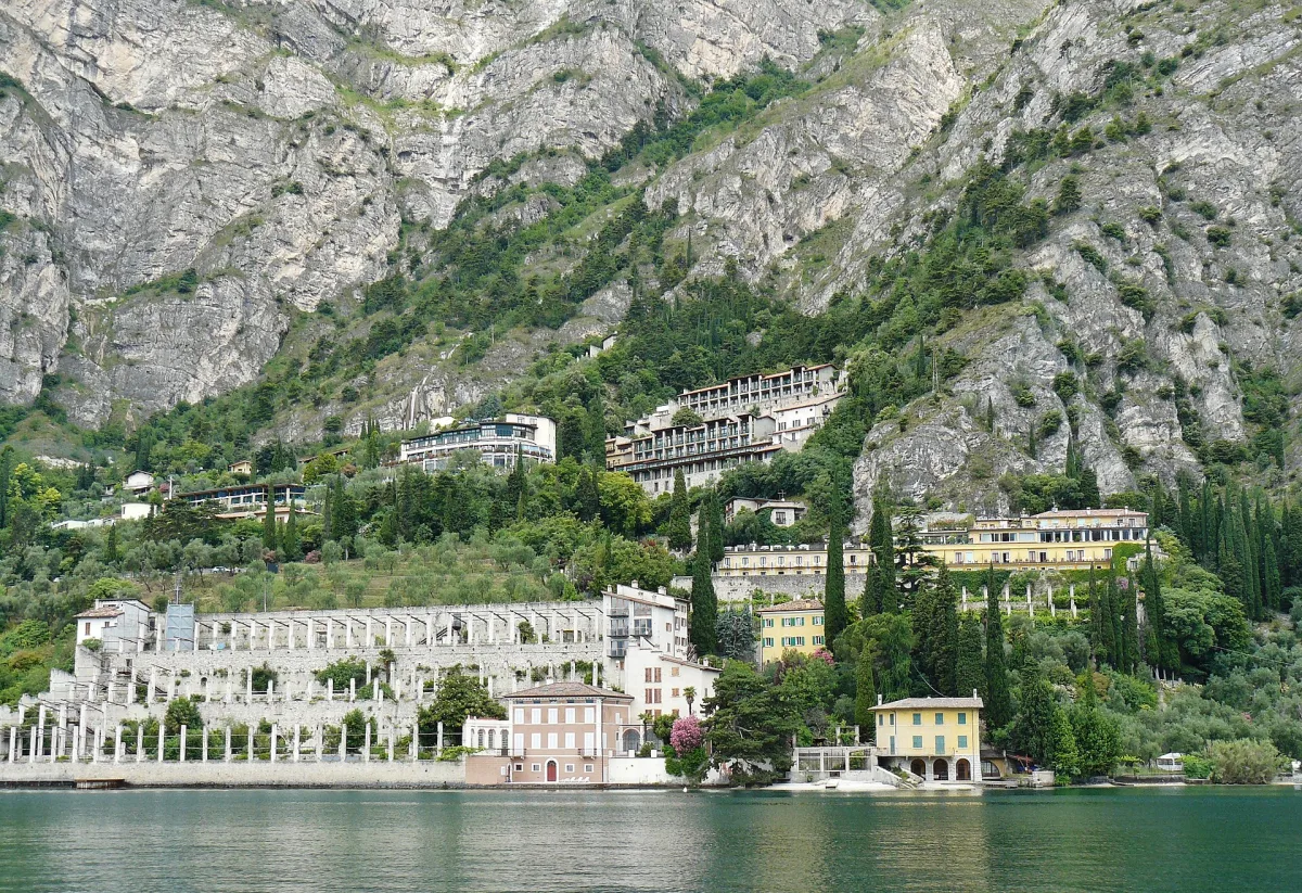 Come arrivare a Limone sul Garda: voli low cost, traghetti, bus e noleggio auto 2026