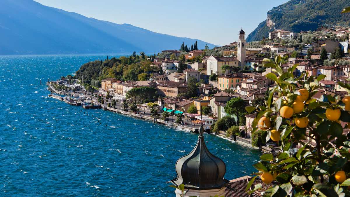 Come arrivare a Limone sul Garda: voli low cost, traghetti, bus e noleggio auto 2026